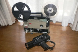 ▲ （写真は今も持っている8ミリ・フィルム・カメラ、ニコンR-10と映写機ELMO ST-180。稼働するかは不明。）