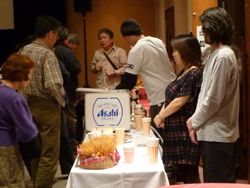 「シネマカフェ」 スペースに余裕があったので客席内で販売をした「シネマカフェ」。観客の皆さんには楽しんでいただけたのではないだろうか。 ☆路地裏ダイニング 豆虎 TEL 0422-71-0353 ☆Bar&Dining WATERFOWLS TEL 0422-79-1410 ☆こだわりキッチンモダンタイムス TEL 0422-47-0969