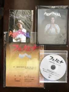 クラウドファンディングのリターン。非売品の小笠原亜里沙版のBDほか。