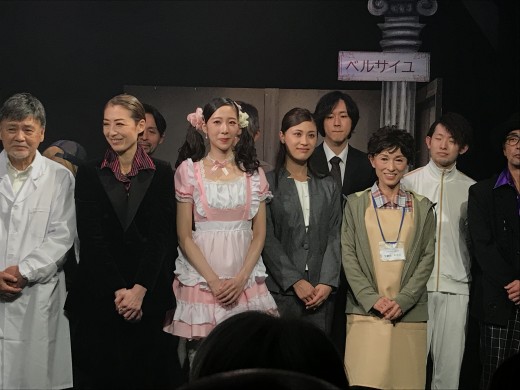 スーツ衣装の女優が橘レイアさん、その隣のピンク衣装が朝井莉名さん