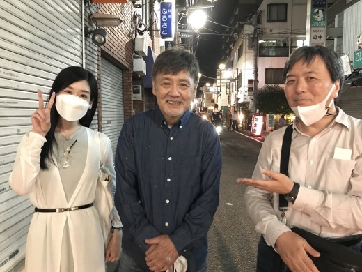 伴大介さん（中央）と、TV『さんま御殿』の「ならぬ女」で最近プチブレイクしている嶋﨑亜美嬢。